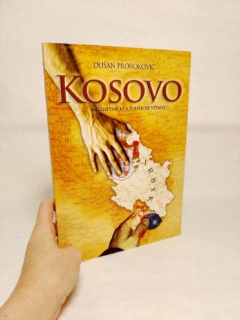 Kosovo: medzietnické a politické vzť̌any